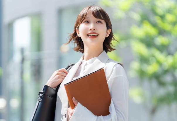 アイテムを持つ女性のイメージ