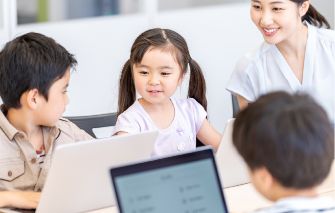 子供たちがパソコンを操作する様子