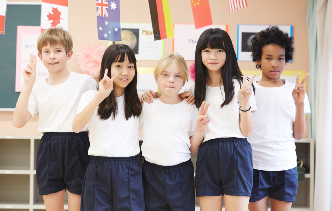 多様性を重視する様々な国籍の子供たち