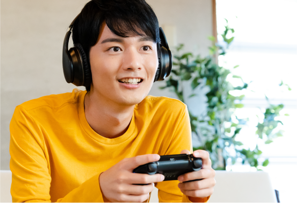 オンラインゲームをする様子