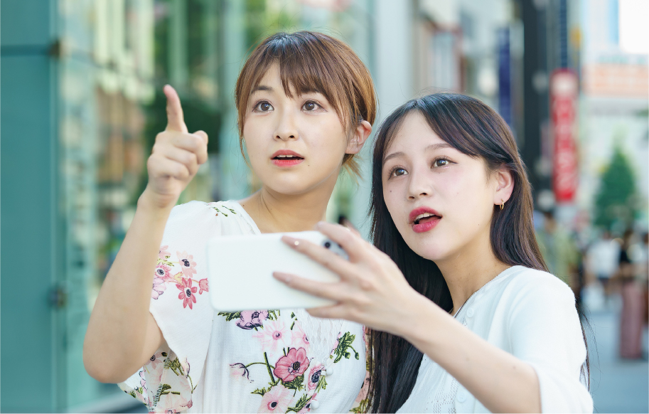 スマホの地図を見ながら歩く人
